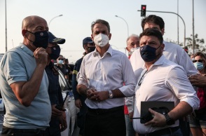 Ο Κυριάκος Μητσοτάκης και ο Νίκος Χαρδαλιάς μετά την πρωινή σύσκεψη για τις πυρκαγιές