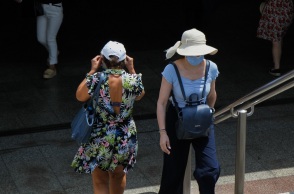 Πολίτες με μάσκα στο κέντρο της Αθήνας - Προστασία από τον κορωνοϊό