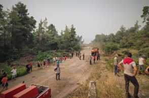 Φωτιά στην Εύβοια - Εκκενώνονται χωριά - Στους δρόμους πολίτες - εθελοντές 