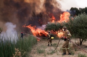 Πυροσβέστες επιχειρούν σε πύρινο μέτωπο