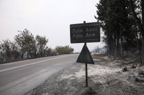 Φωτιά στην Εύβοια: Καμένη γη στην Αγία Άννα, με το σπίτι αθλητή της εθνικής πόλο να παραδίνεται στις φλόγες την ώρα που η ομάδα πήρε την πρόκριση στον τελικό στους Ολυμπιακούς Αγώνες του Τόκιο 2020