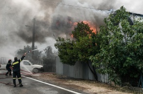Πυροσβέστες επιχειρούν να σβήσουν τις φλόγες από σπίτι στις Αφίδνες.