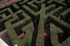 Άντρας που περπατάει μέσα σε λαβύρινθο