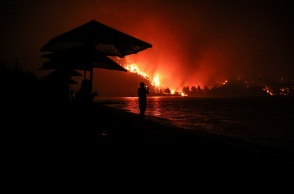 Λίμνη Εύβοιας: Πολίτες επιβιβάζονται στα ferry boat και απομακρύνονται δια θαλάσσης 