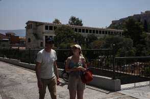 Πολίτες περπατούν στο κέντρο της Αθήνας