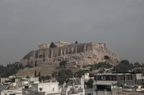 Καπνός στην Ακρόπολη από τις δασικές πυρκαγιές στην Αττική