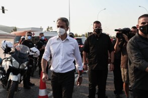 Ο πρωθυπουργός Κυριάκος Μητσοτάκης μεταβαίνει στο Ενιαίο Συντονιστικό Κέντρο Επιχειρήσεων του Πυροσβεστικού Σώματος © EUROKINISSI