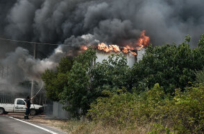 Πυροσβέστης ρίχνει νερό σε σπίτι που καίγεται - Σφοδρές αντιδράσεις προκάλεσε δικηγόρος με ανάρτησή της για τη φωτιά στην Αττική