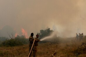 O στρατός συνδράμει στην κατάσβεση της φωτιάς στην Αττική © ΑΠΕ - ΜΠΕ