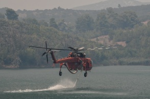 Εναέρια μέσα επιχειρούν στη βορειοανατολική Αττική, όπου μαίνονται οι φωτιές