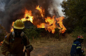 Πυροσβέστες επιχειρούν σε φωτιά (ΦΩΤΟ ΑΡΧΕΙΟΥ) - Έκλεισε η Εθνική Οδός στην Αρκαδία, καθώς μαίνεται η πυρκαγιά