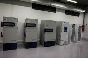 Ψυγεία όπου διατηρούνται τα εμβόλια για τον κορωνοϊό (ΦΩΤΟ ΑΡΧΕΙΟΥ) - Άγνωστοι έκοψαν τα καλώδια στις γεννήτριες στο εμβολιαστικό κέντρο Περιστερίου