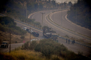 Μηχανήματα έργου του Στρατού στην Εθνική Οδό Αθηνών - Λαμίας για την αντιμετώπιση των πυρκαγιών στην Αττική