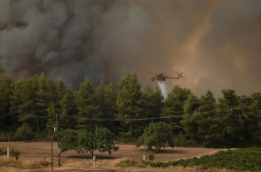 Ελικόπτερο επιχειρεί στη φωτιά στην Εύβοια