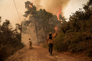Πυροσβέστες στη βόρεια Εύβοια δίνουν μάχη με τη φωτιά