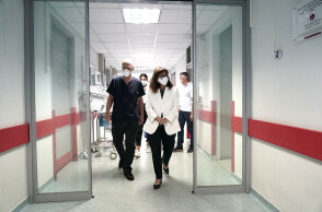 Επίσκεψη στο νοσοκομείο ΚΑΤ πραγματοποίησε η Κατερίνα Σακελλαροπούλου και μίλησε με εγκαυματίες εθελοντές πυροσβέστες