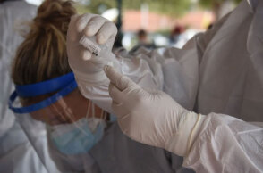 Υγειονομικοί ετοιμάζουν rapid test για κορωνοϊό σε πολίτες (ΦΩΤΟ ΑΡΧΕΙΟΥ) - Ο ΕΟΔΥ ανακοίνωσε τα σημεία που διενεργούνται δωρεάν την Κυριακή 8 Αυγούστου 2021