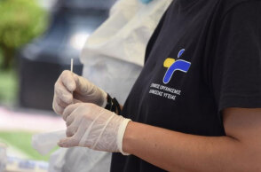 Υγειονομικός ετοιμάζει rapid test για κορωνοϊό (ΦΩΤΟ ΑΡΧΕΙΟΥ) - Σε 39 σημεία σήμερα Σάββατο 7 Αυγούστου τα κινητά κλιμάκια του ΕΟΔΥ