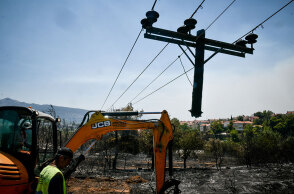Κατεστραμμένη κολόνα της ΔΕΗ από τη φωτιά στο Κρυονέρι - Νέα ενημέρωση για τις πυρκαγιές και τα προβλήματα στο δίκτυο ηλεκτροδότησης από τον ΔΕΔΔΗΕ