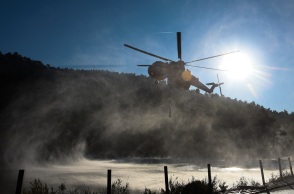 Εναέριο μέσο επιχειρεί για την κατάσβεση φωτιάς