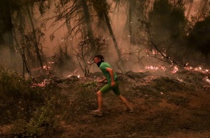 Στιγμιότυπο από την πυρκαγιά στο Πευκί - Νεαρός επιχειρεί στην κατάσβεση