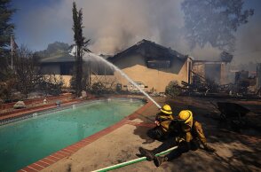 Πυροσβέστες που προσπαθούν να σβήσουν φωτιά στην Καλιφόρνια