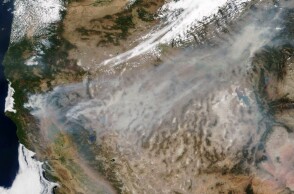 Δορυφορική εικόνα που δείχνει την έκταση του καπνού που προκαλείται από τις πυρκαγιές στη Βόρεια Καλιφόρνια σε όλη τη χώρα © EPA / NASA WORLDVIEW HANDOUT