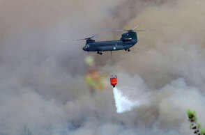 Ελικόπτερο Chinook από την Αεροπορία Στρατού επιχειρεί σε πυρκαγιά (ΦΩΤΟ ΑΡΧΕΙΟΥ)