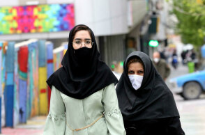 Γυναίκες με μάσκα για τον κορωνοϊό στο Ιράν