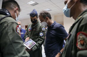 Ο πρωθυπουργός Κυριάκος Μητσοτάκης στην 112η Πτέρυγα Μάχης ενημερώνεται για τις φωτιές