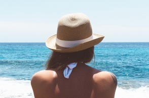 Μια γυναίκα στην παραλία. 