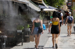 Άνοδος θερμοκρασίας - Πολίτες στο κέντρο της Αθήνας