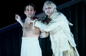 Άκης Σακελλαρίου και Οδυσσέας Παπασπηλιόπουλος στις "Βάκχες" σε σκηνοθεσία Νικαίτης Κοντούρη