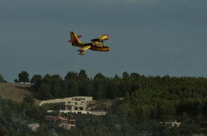 Πυρκαγιές στην Ελλάδα: Αεροσκάφος Canadair κατευθύνεται σε πύρινο μέτωπο
