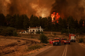 Φωτιά στην Εύβοια: Φλόγες στην καίνε το δάσος, πλησιάζοντας σπίτι - Το Υπουργείο Παιδείας ανακοίνωσε μέτρα στήριξης για πυρόπληκτους μαθητές, φοιτητές και εκπαιδευτικούς