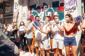 Αλυσίδα Αγάπης στο κέντρο της Αθήνας για τους πυρόπληκτους