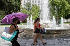 Καύσωνας στο κέντρο της Αθήνας © EUROKINISSI /  ΓΙΕΝΑΝΤΑ ΝΤΕΛΑΙ