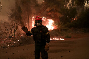 Φωτιά στην Εύβοια: Πυροσβέστης στο πύρινο μέτωπο - Ο ΟΠΕΚΑ χορηγεί εφάπαξ 6.000 ευρώ σε εγκαυματίες
