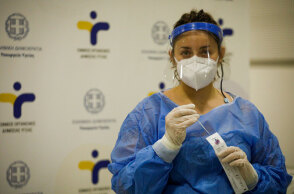 Υγειονομικός του ΕΟΔΥ πραγματοποιεί δωρεάν rapid test στο Σύνταγμα (ΦΩΤΟ ΑΡΧΕΙΟΥ)