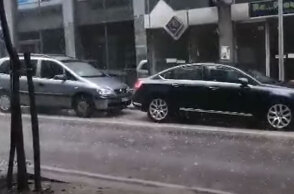 Το μπουρίνι στην Καβάλα έφερε χαλάζι σε δρόμους της πόλης, την ώρα που μαίνονται πυρκαγιές σε Εύβοια, Αρκαδία και Ηλεία