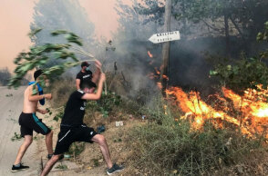 Πολίτες με κλαδιά μάχονται τις φλόγες στην Αλγερία, όπου οι πυρκαγιές έχουν προκαλέσει τον θάνατο 69 ανθρώπων