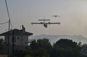 Φωτιά στην Αρκαδία: Αεροσκάφη Canadair πάνω από σπίτια στη Γορτυνία