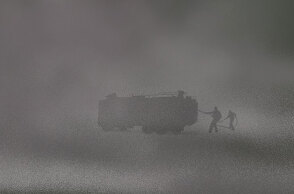 Στο νέο του σκίτσο για τις πυρκαγιές ο Αρκάς παρουσιάζει δύο πυροσβέστες να μάχονται μέσα στον καπνό που έχει κρύψει τον ήλιο