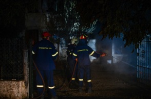 Πυροσβέστες επιχειρούν για την κατάσβεση της φωτιάς στη Γορτυνία