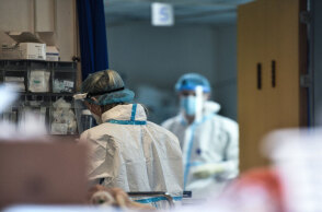 Εικόνα από ΜΕΘ σε νοσοκομείο αναφοράς για τον κορωνοϊό (ΦΩΤΟ ΑΡΧΕΙΟΥ) - Η Αττική έχει για ένα ακόμη 24ωρο τα περισσότερα από τα νέα κρούσματα που επιβεβαιώθηκαν στην Ελλάδα