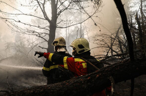 Πυροσβέστες στην Εύβοια ρίχνουν νερό στη μεγάλη φωτιά