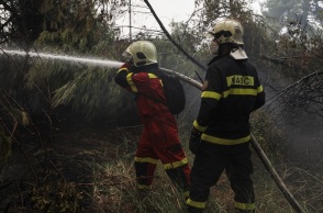 Πυρκαγιές: Πυροσβέστες επιχειρούν στα πύρινα μέτωπα της Εύβοιας