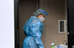 Υγειονομικός σημειώνει αποτέλεσμα μετά από δωρεάν rapid test για κορωνοϊό σε πολίτη