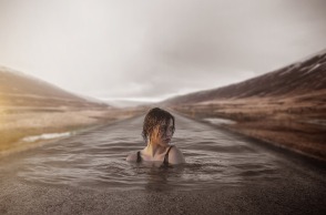 Εικόνα που δείχνει πρόσωπο γυναίκας που κολυμπά σε δρόμο