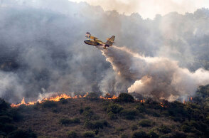 Πυρκαγιές στην Ιταλία: Καναντέρ επιχειρεί σε φωτιά